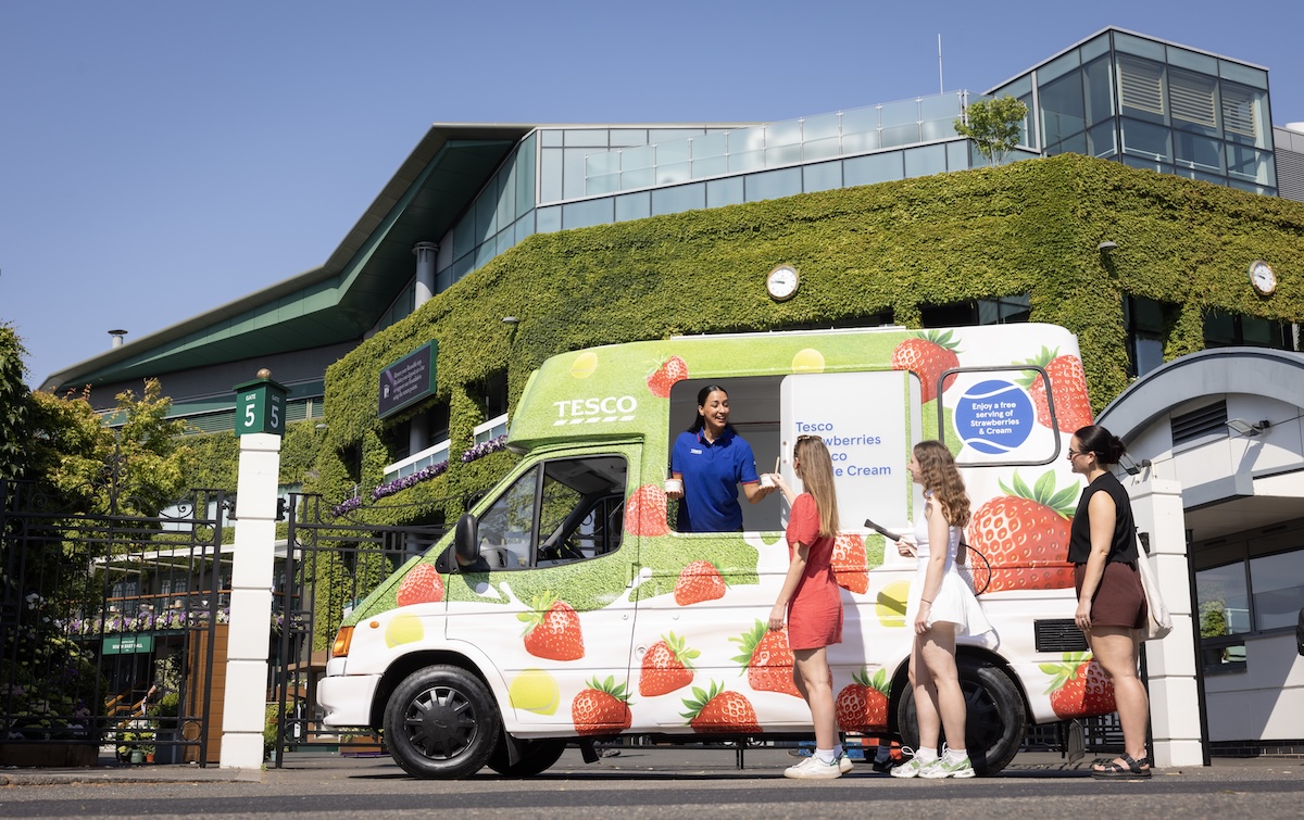Fans-queue-for-free-bowls-of-Tesco-Strawberries-and-Cream-as-the-tennis-continues-1