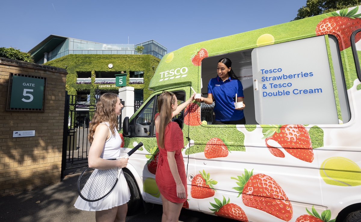 Fans-queue-for-free-bowls-of-Tesco-Strawberries-and-Cream-as-the-tennis-continues-3